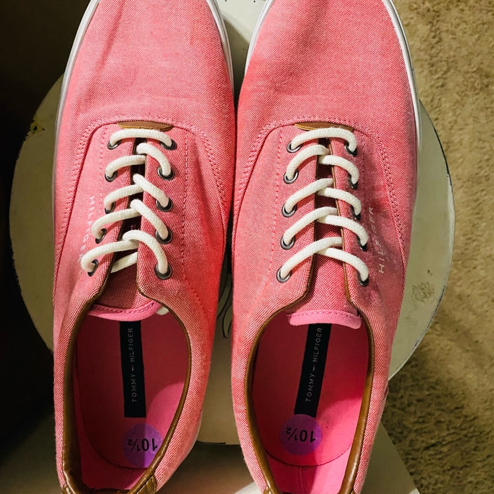 Tommy Hilfiger coral lace up sneakers size 10.5